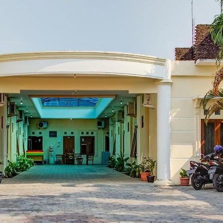 Oyo 3831 Pelangi Residence Syariah Solo Buitenkant foto