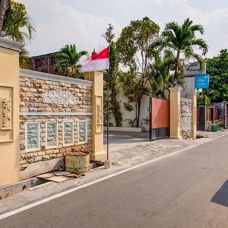 Oyo 3831 Pelangi Residence Syariah Solo Buitenkant foto