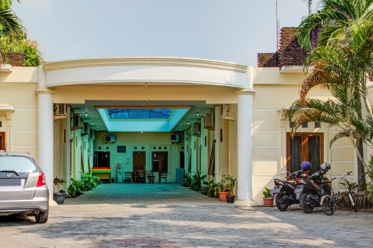 Oyo 3831 Pelangi Residence Syariah Solo Buitenkant foto
