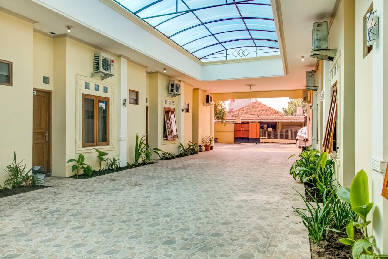Oyo 3831 Pelangi Residence Syariah Solo Buitenkant foto