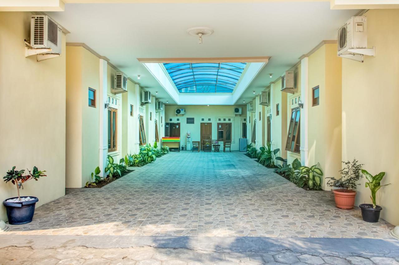 Oyo 3831 Pelangi Residence Syariah Solo Buitenkant foto
