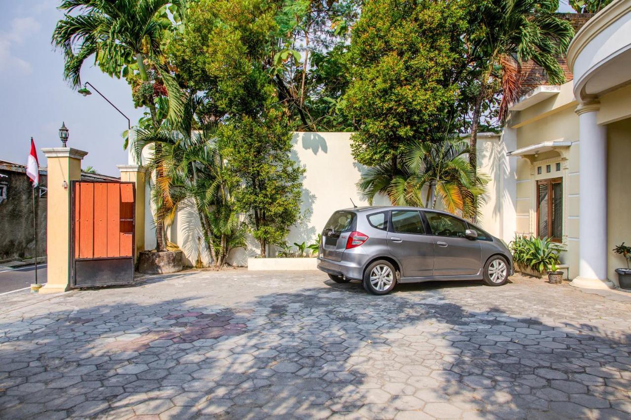 Oyo 3831 Pelangi Residence Syariah Solo Buitenkant foto