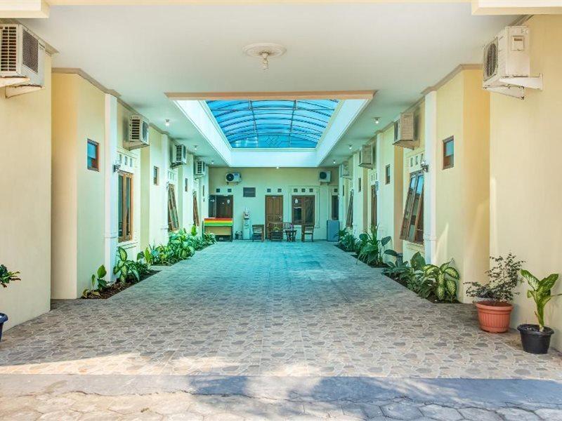 Oyo 3831 Pelangi Residence Syariah Solo Buitenkant foto